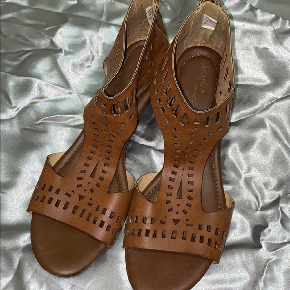 Sandals - Picture 2 of 4